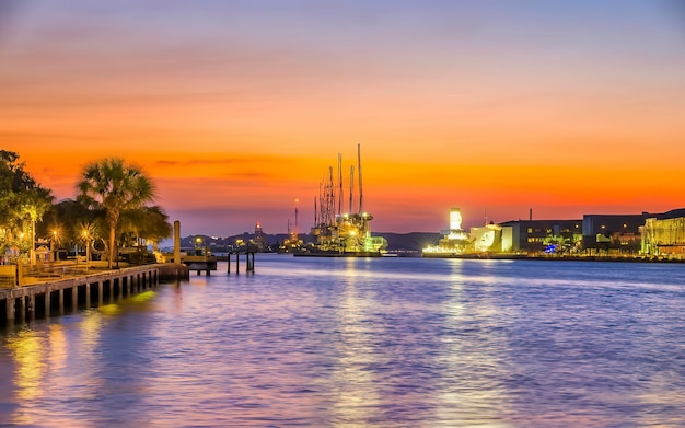 Le port de Charleston, en Caroline du Sud, le soir.