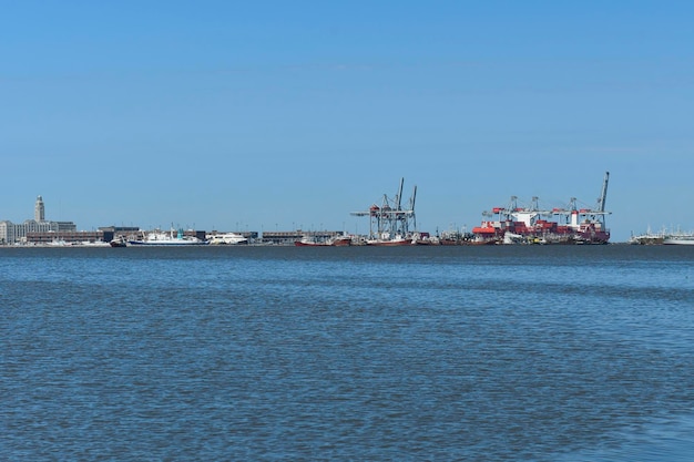 Port de commerce de Montevideo, sur le Rio de la Plata - Uruguay.