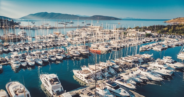 Port de croisière de Bodrum au sud-ouest du port de la mer Égée Une vue imprenable sur les voiliers du port