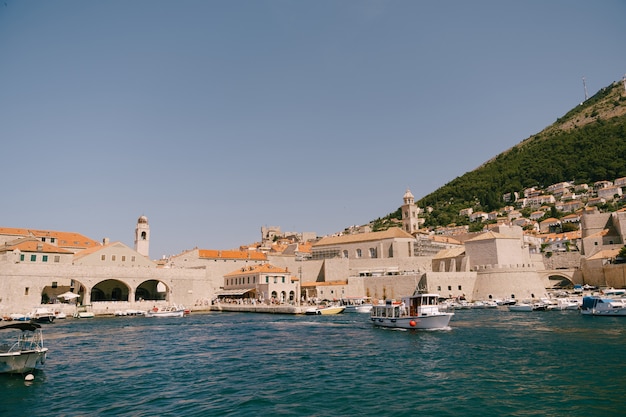 Le port du vieux port est porporela près des murs de la vieille ville de dubrovnik croatie un navire avec