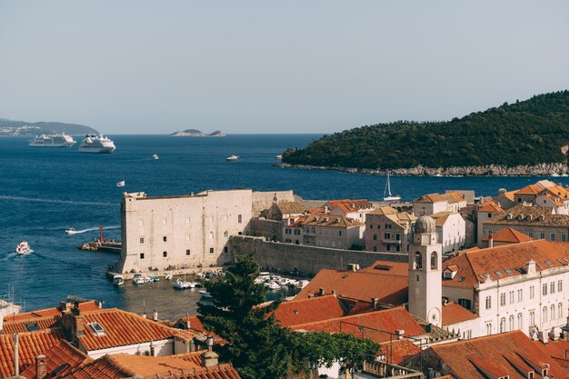 Le port du vieux port est porporela près des murs de la vieille ville de dubrovnik croatie vue sur le