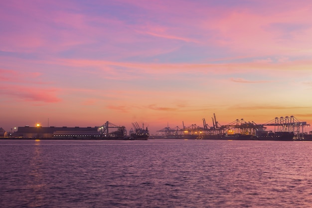 Port d'expédition avec lumière le matin.