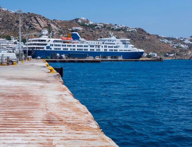 Port avec ferry sur l'île grecque de Mykonos en Grèce