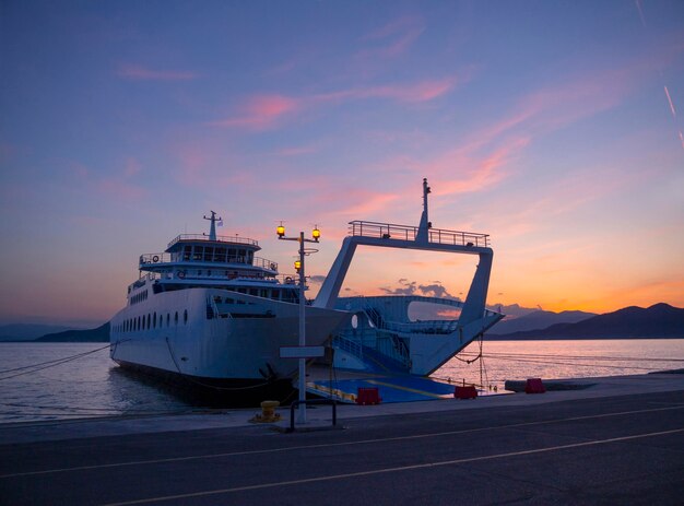 Port avec ferry de nuit dans une petite station thermale Loutra Edipsou sur l'île grecque Evia en Grèce