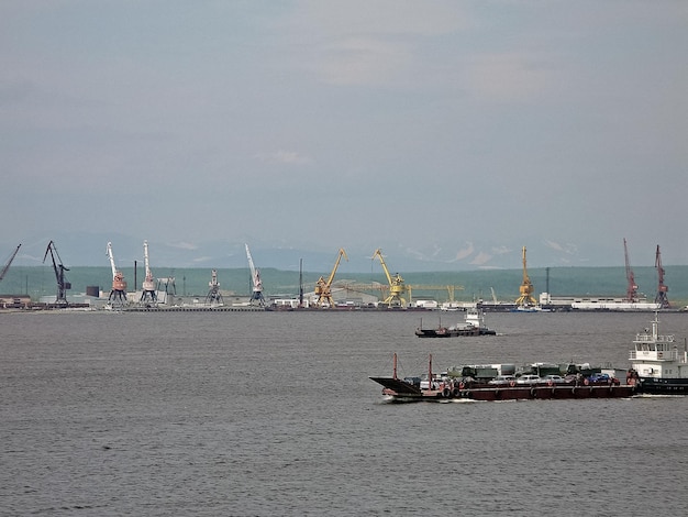 Photo port fluvial sur le fleuve de la ville de salekhard port grues un