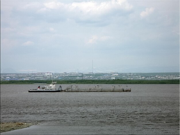 Photo port fluvial sur le fleuve de la ville de salekhard port grues un