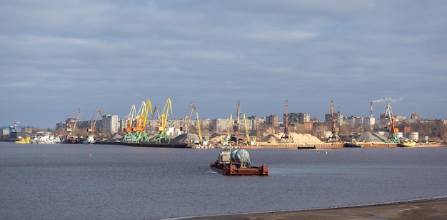 Port fluvial Grues portuaires en bord de fleuve