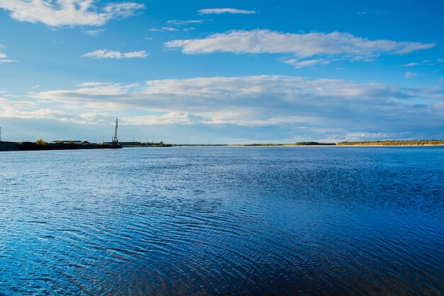 Port fluvial de la rivière Nadym et de la rivière Nadym. Yamal.