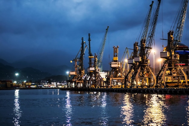 Port de fret de Batoumi dans la nuit