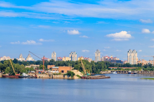 Port de fret fluvial à Kiev Ukraine