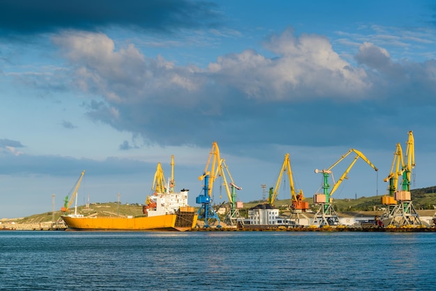 Port avec grues Crimée