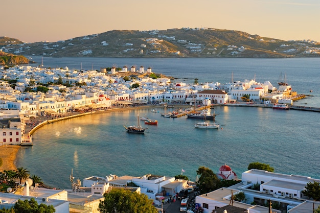 Port de l'île de Mykonos avec des bateaux, îles Cyclades, Grèce