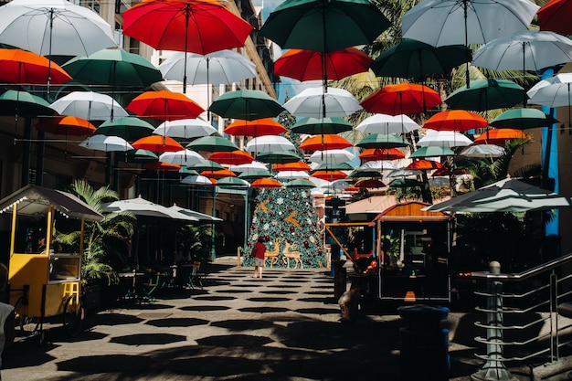 Port Louis, Maurice, couvert de parasols à pied le long de la promenade Leodan dans la capitale