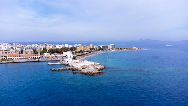 Photo port de mandraki de rhodes port de la ville et plage d'elli une destination touristique d'été populaire vue panoramique aérienne de l'île de rhodes en grèce