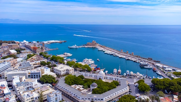 Port Mandraki de la ville de Rhodes vue panoramique aérienne de l'île de Rhodes en Grèce