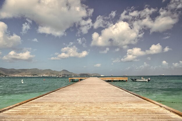 Port marin avec quai de voie