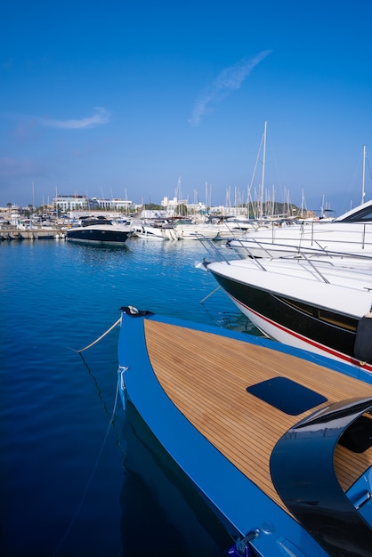 Photo port de marina d'ibiza santa eulalia dans les baléares