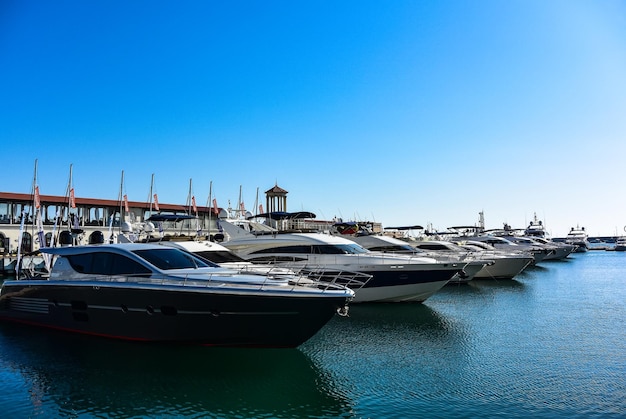 Port maritime avec bateaux d'amarrage pendant la journée à Sotchi Russie août 2019