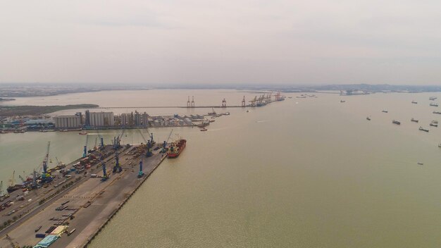 Photo port maritime de fret et de passagers à surabaya java en indonésie