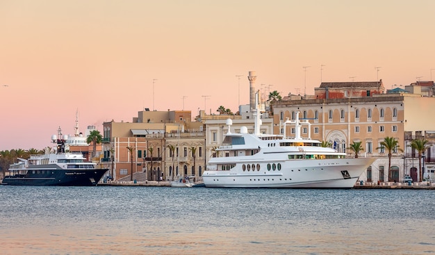 Port maritime et navires dans la ville de Brindisi au coucher du soleil, l'été dans les Pouilles. Italie