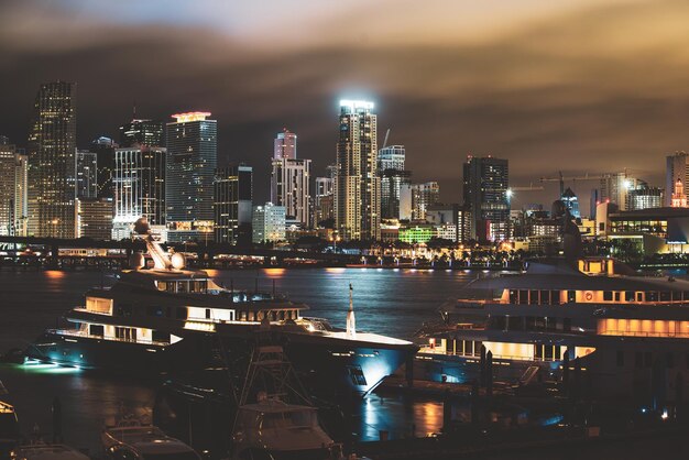 Port miami floride miami floride au coucher du soleil yacht ou bateau à côté du centre-ville de miami