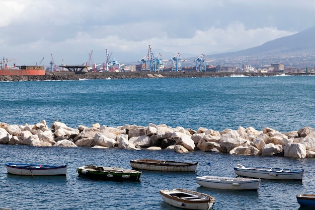 Le port de Naples et le Vésuve