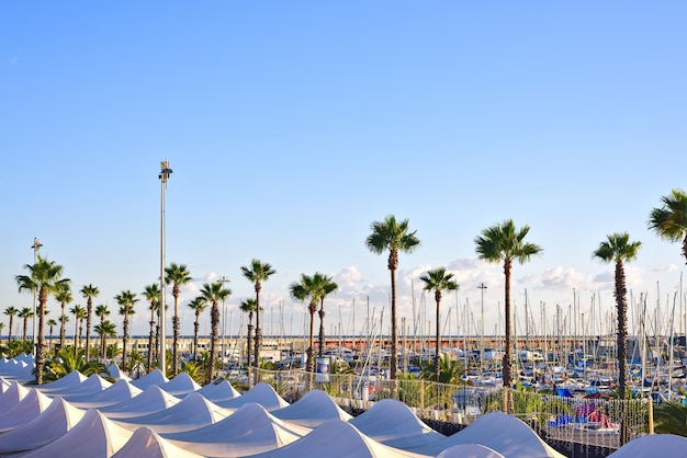 Port olympique au coucher du soleil à Barcelone en Espagne