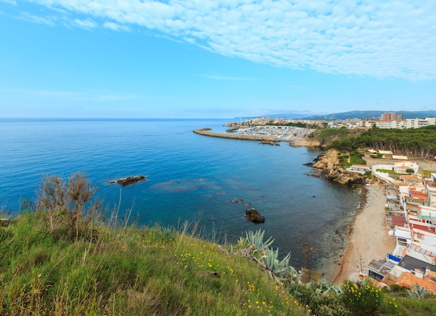 Port Palamos (Espagne). Paysage matinal de la côte de la mer d'été.