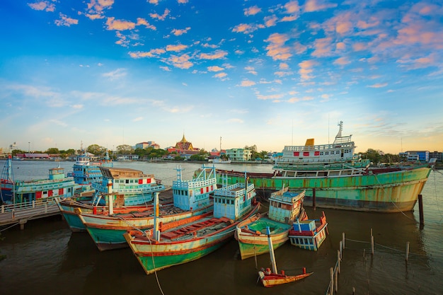 Port de pêche et beau ciel en AsieBeaucoup de bateaux amarrés au lever du soleil le matin