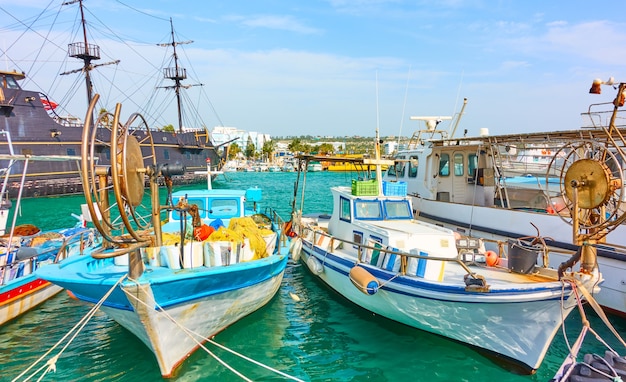 Port pittoresque avec bateaux de pêche et navires à Ayia Napa, Chypre