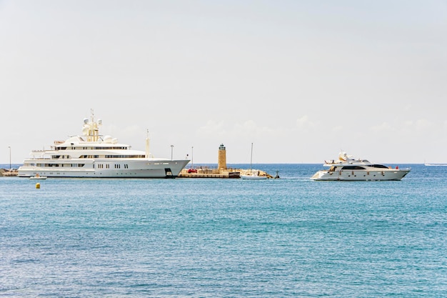 Port de plaisance de la baie de la mer avec yachts et bateaux à Cannes