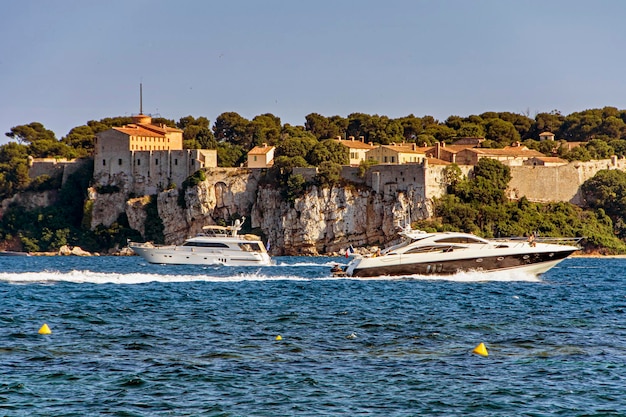 Port de plaisance de la baie de la mer avec yachts et bateaux à Cannes