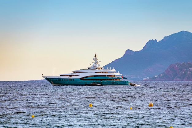 Port de plaisance de la baie de la mer avec yachts et bateaux à Cannes