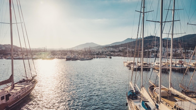 Port de plaisance avec de beaux yachts blancs avec des montagnes Grèce