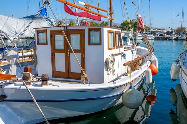 Port de plaisance par une journée ensoleillée d'été. Yacht rétro près de la jetée