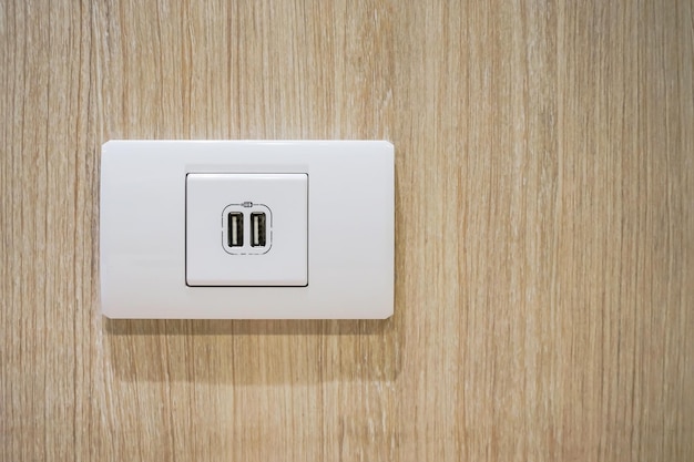 Port de prise USB avec icône de signalisation USB sur fond de mur en bois Préparé à l'utilisation