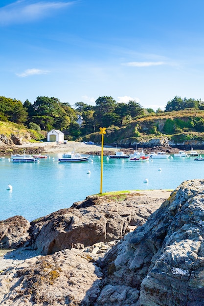 Photo port de sauzon en france sur l'île belle ile en mer dans le morbihan