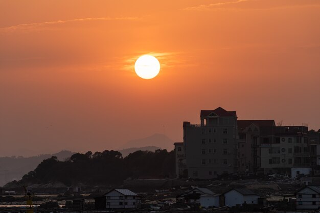 Le port sous le soleil couchant, le soleil rouge et rond