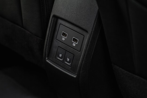 Port USB dans le panneau de voiture se bouchent. Détail de l'intérieur de la voiture. Détail du chargeur usb de voiture.