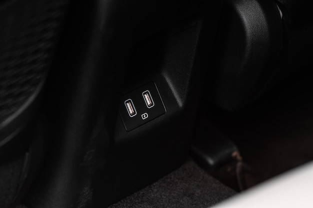 Port USB dans le panneau de voiture se bouchent. Détail de l'intérieur de la voiture. Détail du chargeur usb de voiture.