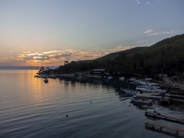 Port de voile au lever du soleil sur le golfe Akbuk