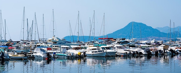 Port de yachts au monténégro avec vue sur les montagnes et la forêt dans la mer adriatique jetée de bateaux en journée ensoleillée avec