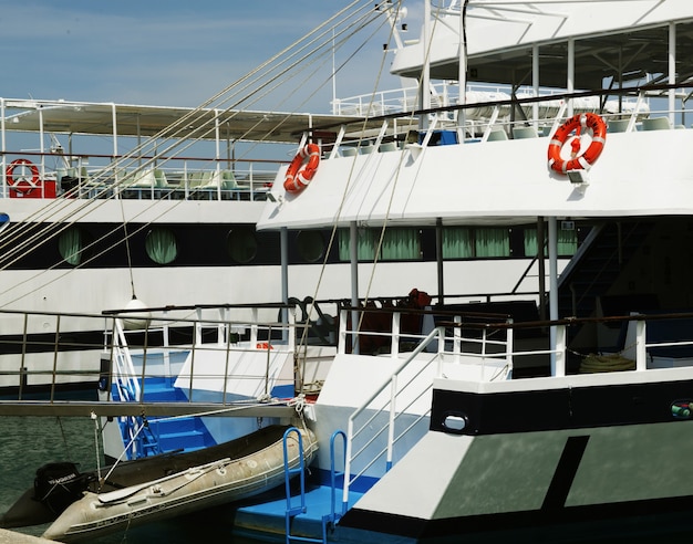 Port, Zakinthos, île de Grèce. Grand bateau de croisière.