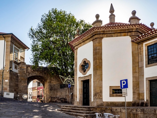 Porta do Soar et chapelle Notre-Dame des Remèdes à Viseu