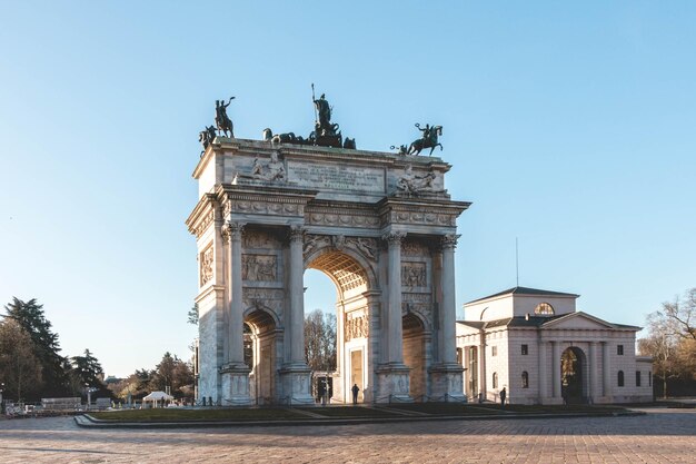 Photo porta sempione contre le ciel clair en ville