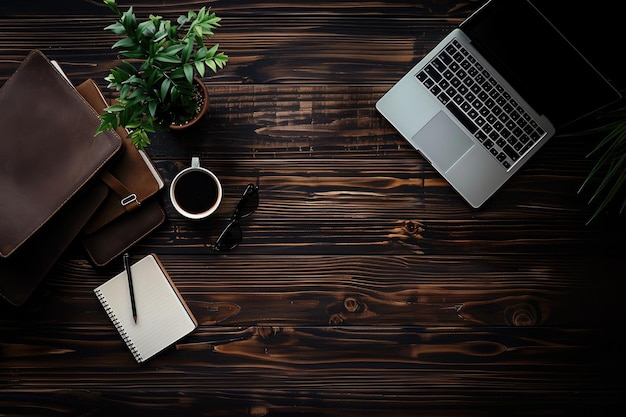 un portable et un portable sur une table en bois avec une plante sur le dessus