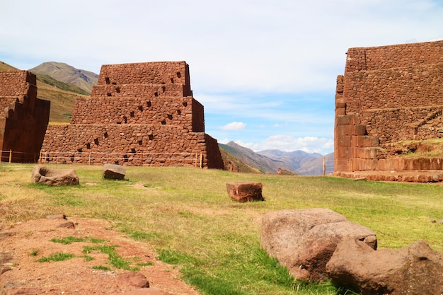 Photo la portada de rumicolca anciennes portes et aqueducs de la civilisation pré-inca à cusco au pérou