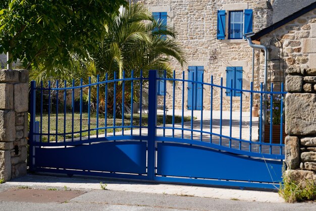 Portail bleu classique en acier ancienne porte de style rétro entrée de maison classique