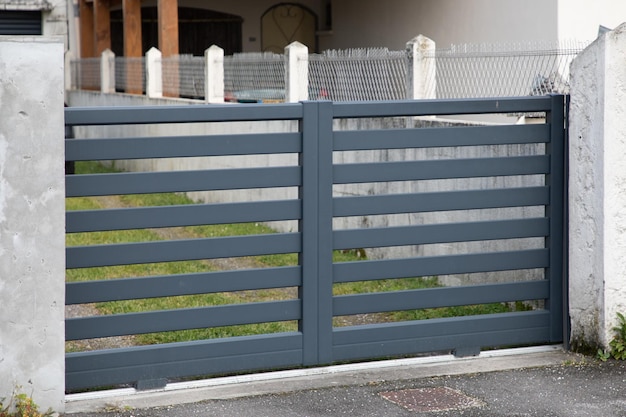 Portail coulissant en ardoises de porte modernes en acier en aluminium de porte de maison de banlieue