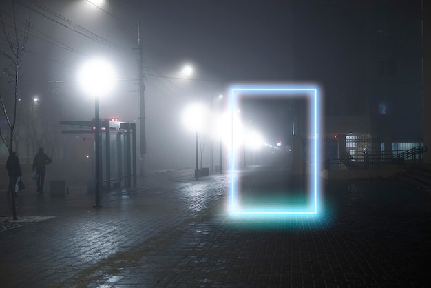 Un portail fantastique carré néon dans la rue du soir de la ville